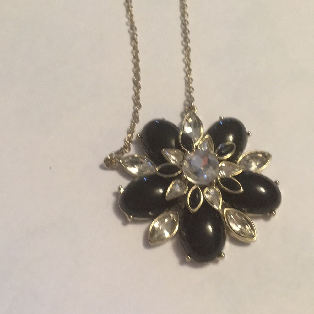 White House Black Market Daisy necklace